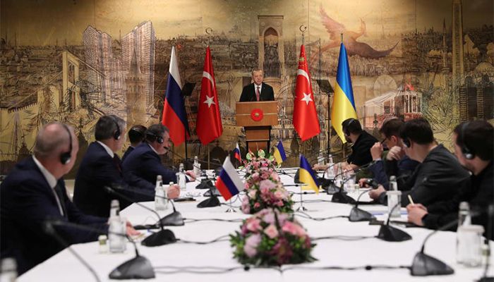 Russian, Ukrainian Delegations Begin Talks