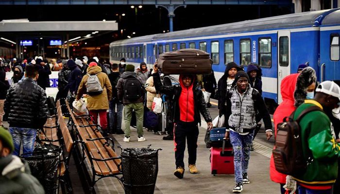 Refugees fleeing from Ukraine arrive at Nyugati station, following Russia's invasion of Ukraine, in Budapest, Hungary, Feb 28, 2022. ||Photo: REUTERS  