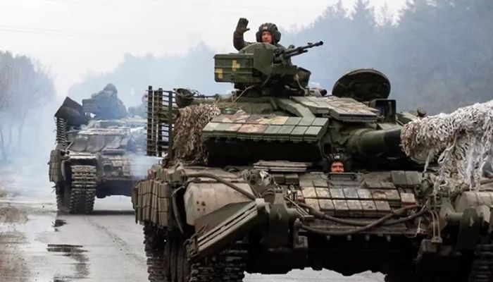Ukrainian servicemen ride on tanks towards the front line, with Russian forces, in the Lugansk region of Ukraine, February 25, 2022. || AFP Photo: Collected 