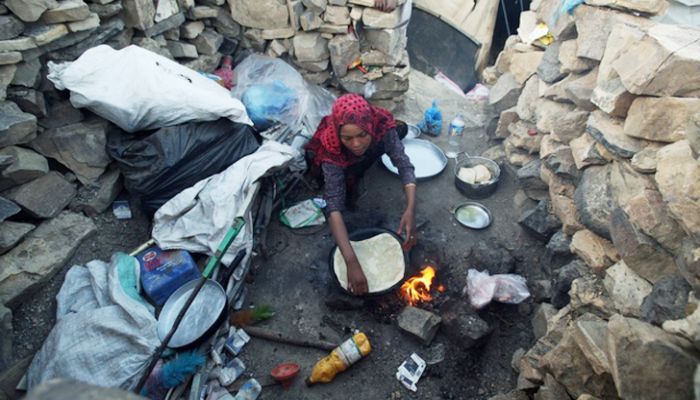 A refugee woman prepares an iftar in the border area of Sanaa.