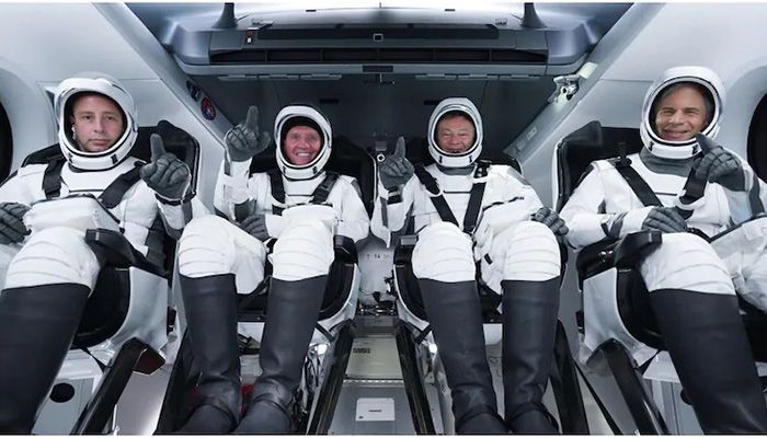Crew of First Private Flight to ISS Head Back to Earth