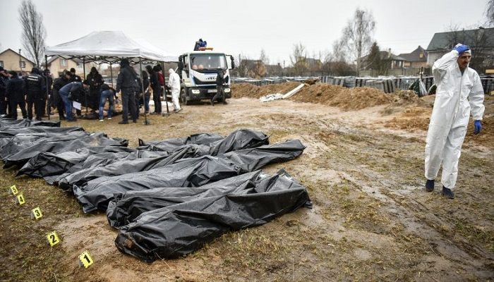 Forensic police officers exhume bodies from a mass grave discovered in Bucha, outskirts of Kyiv, Ukraine, 8 April 2022 || Photo: Collected 

