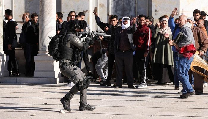 Israeli Police Attack Palestinians Worshipers at Jerusalem, 152 Hurt  