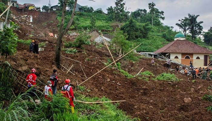 12 Women Killed by Landslide in Indonesia Gold Mine 