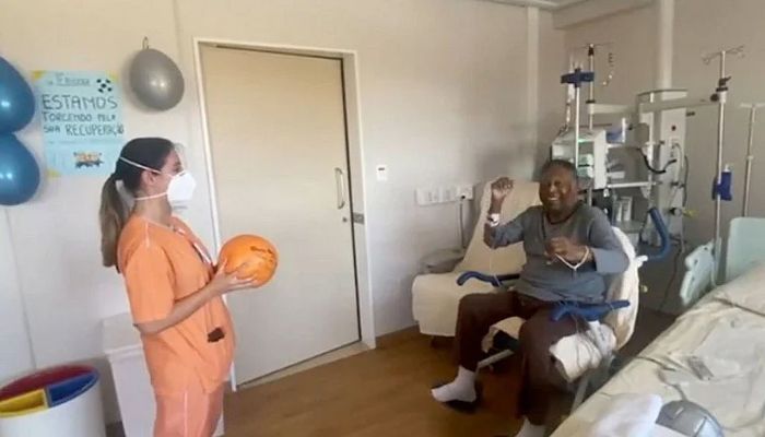 Brazil's Pele Back in Hospital as Tumour Treatment Continues