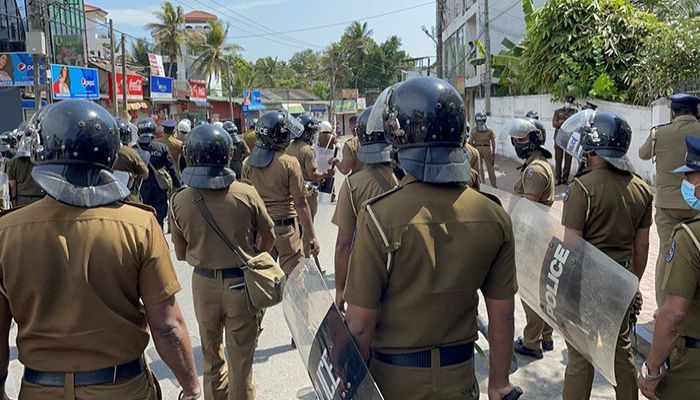Sri Lanka's Cabinet Resigns as Crisis Protesters Defy Curfew