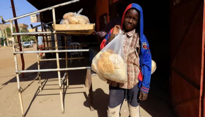 A boy carries a bag of bread in Khartoum, Sudan on February 21, 2022 || Reuters Photo: Collected 