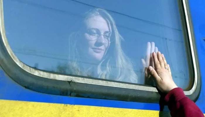 A woman says goodbye to her relative aboard a train travelling to Przemysl, Poland, amid Russia's invasion of Ukraine, in Odesa, Ukraine || Reuters Photo: Collected  