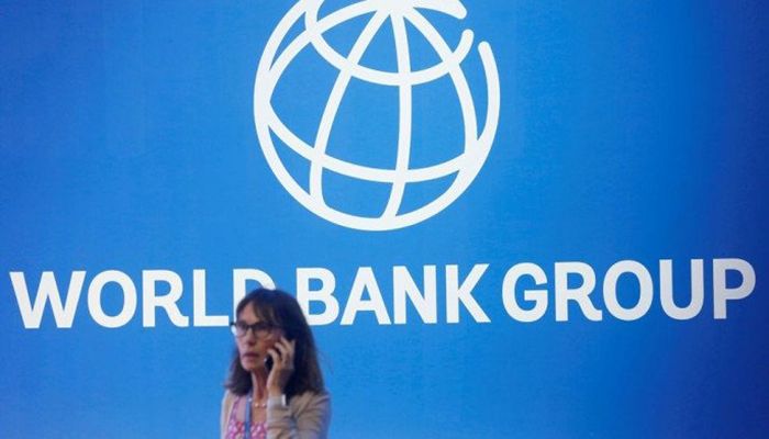 A participant stands near a logo of World Bank at the International Monetary Fund - World Bank Annual Meeting 2018 in Nusa Dua, Bali, Indonesia, October 12, 2018. || Photo: Reuters  