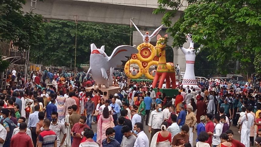 This well-decorated carnival with colourful larger-than-life banners and animal replicas has been an integral part of Bangladeshi culture since 1989 and became a signature event that represents folk motifs of the country’s traditions || Photo: Collected 