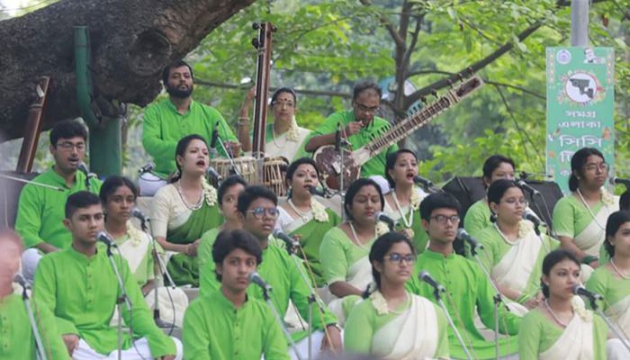 As always, artistes from Chhayanaut Sangeet Bidyayatan – of varying ages – occupied the main stage at Ramna Batamul. This year, there were 85 of them || Photo: Collected 