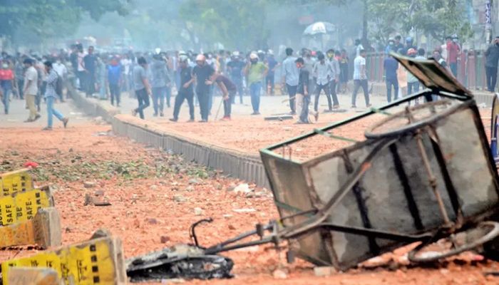 Dhaka College students and New Market traders throw brickbats at each other during a clash on the Mirpur Road in Dhaka on Tuesday || Photo: Collected  