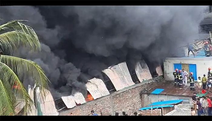 Plastic Factory Catches Fire in City's Bou Bazar