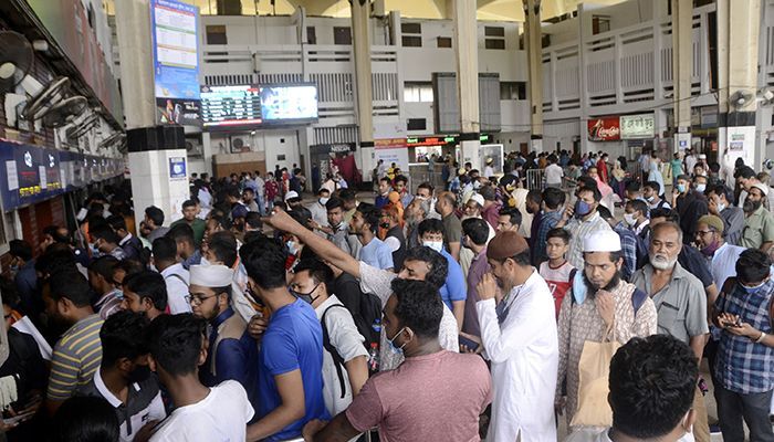 People thronged the railway station on the second day to get the tickets || Photo: Collected 