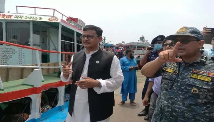 State Minister for Shipping Khalid Mahmud Chowdhuryinspecting the Shimulia launch and ferry terminal at Munshiganj on Friday. || UNB Photo: Collected