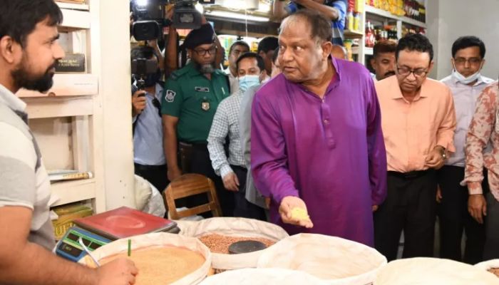 Commerce Minister Tipu Munshi visits the Karwanbazar Kitchen Market || PID photo
