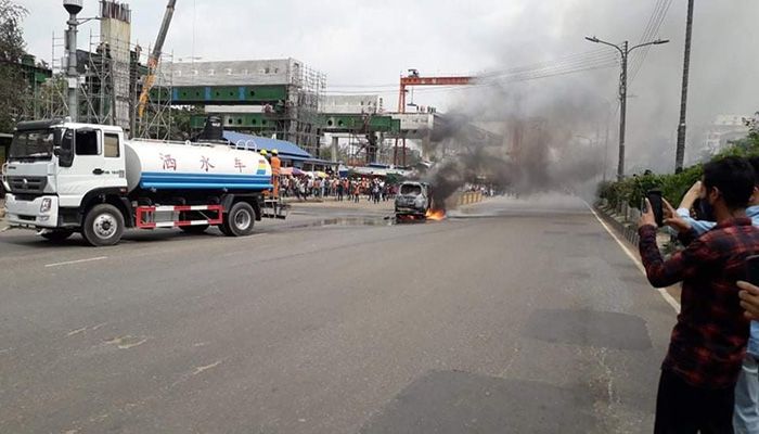 Moving Car Catches Fire in Dhaka   