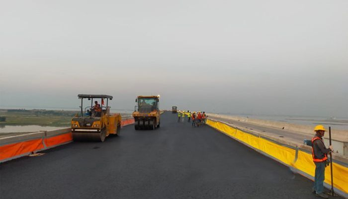 Carpeting work is going on in Padma bridge || Photo: Collected 