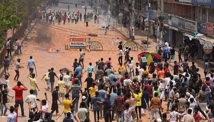 the clash between Dhaka College students and traders in the New Market area || Photo: Collected 