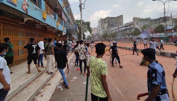 At Least 35, including Journos, Injured in New Market 'Clash'