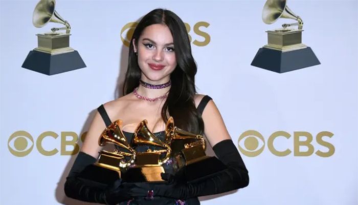 Olivia Rodrigo, who won best new artist and best pop vocal album, clutches her trophies at the 64th annual Grammy awards || Photo: Mindy Small/Getty Images