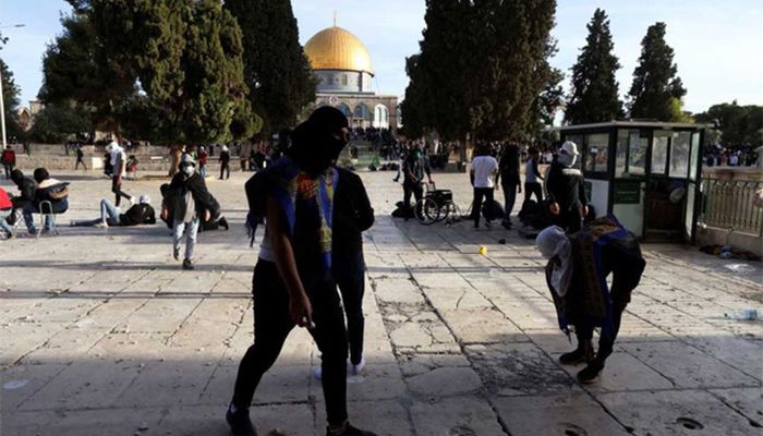 Palestinian protestors walk around during clashes with Israeli security forces at the compound that houses Al-Aqsa Mosque, known to Muslims as Noble Sanctuary and to Jews as Temple Mount, in Jerusalem's Old City Apr 22, 2022 || Photo: Reuters