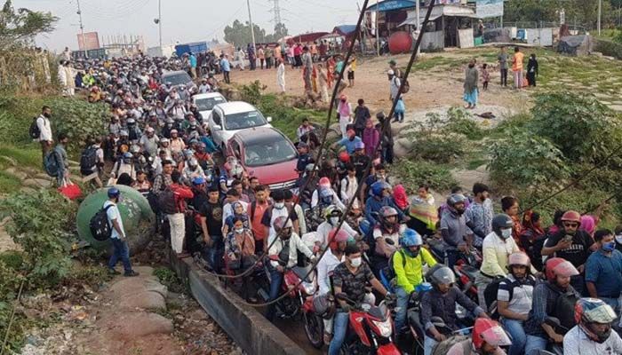 Crowds Increasing at Shimulia Ferry Terminal Ahead Of Eid