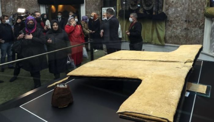 People Flock to See the Holy Cloak of Prophet Muhammad (PBUH)