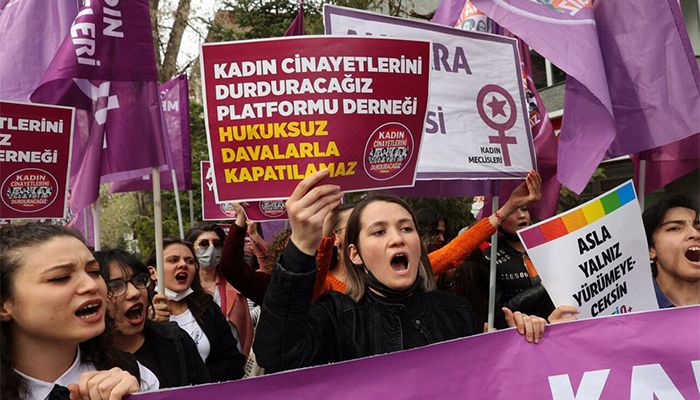 Hundreds Rally against Threat to Close Turkish Women's Rights Group