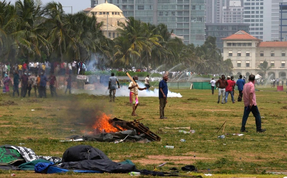 Sri Lanka's pro-government supporters vandalise the camps of anti-government protesters outside the president's office in Colombo || Photo: AP 