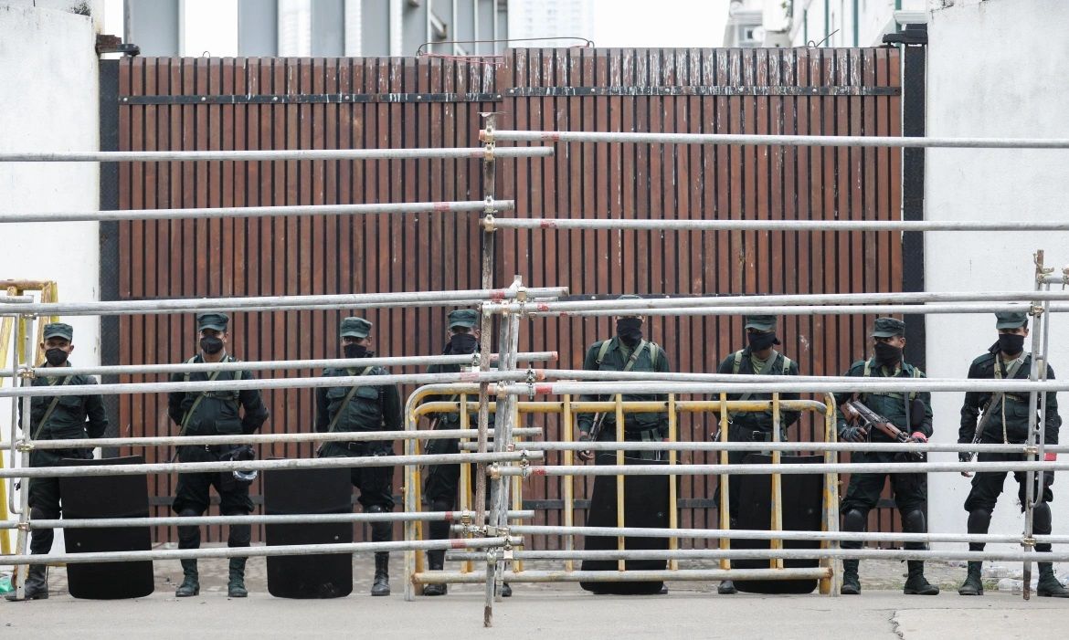 Soldiers stand guard in front of the prime minister's official residence after the government imposed a three-day curfew following clashes between pro- and anti-government demonstrators || Photo: Reuters