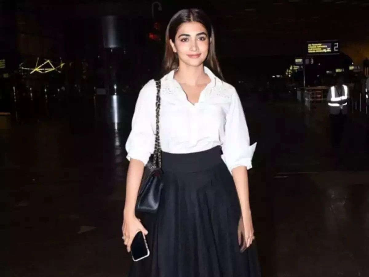 Before leaving for Cannes 2022, Pooja Hegde was snapped at the Mumbai airport.