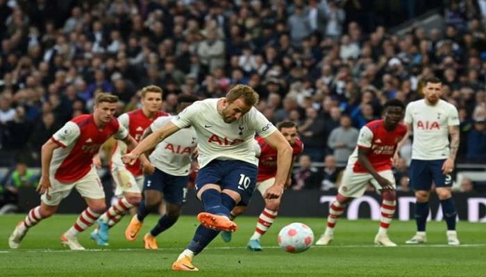 Spurs Crush 10-Man Arsenal to Keep Top-Four Bid Alive  