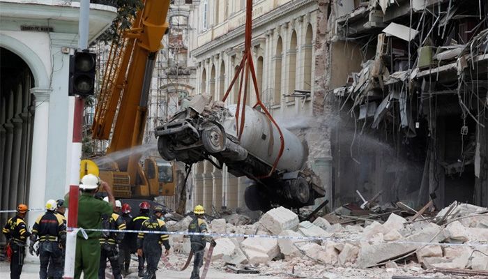 A gas tanker truck is lifted from debris after an explosion - thought to be a gas leak - at the Hotel Saratoga in the Cuban capital Havana. At least 22 people were killed || Photo: Reuters