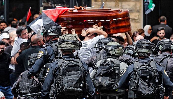 Israeli police officers charged Palestinian mourners carrying the coffin of Al Jazeera journalist Shireen Abu Akleh on Friday || Photo: AFP