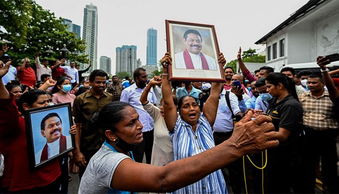 Sri Lankan people are protesting with pictures of former Prime Minister Mahinda Rajapaksa || Photo: AFP