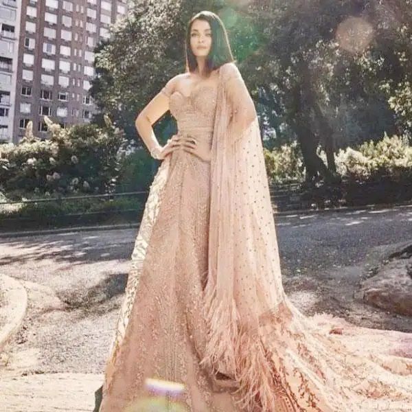 Aishwarya Rai Bachchan is all set for her Cannes appearance, and we can't wait to see the outfit she has chosen this time. Amid this, some old photos of the Bollywood diva are going viral on the internet as many claim it's her Cannes red carpet look.