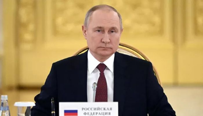 Putin Says Europe's Oil Sanctions Are 'Economic Suicide'  