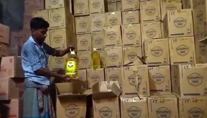 The DNCRP seizes 15,000 litres of soybean oil from three warehouses at Pahartoli in Chattogram city on Monday || UNB Photo: Collected 