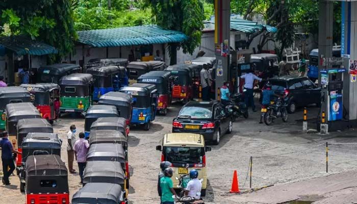 Motorists queue up to buy fuel at a Ceylon Petroleum Corporation fuel station in Colombo on May 2, 2022 || AFP Photo