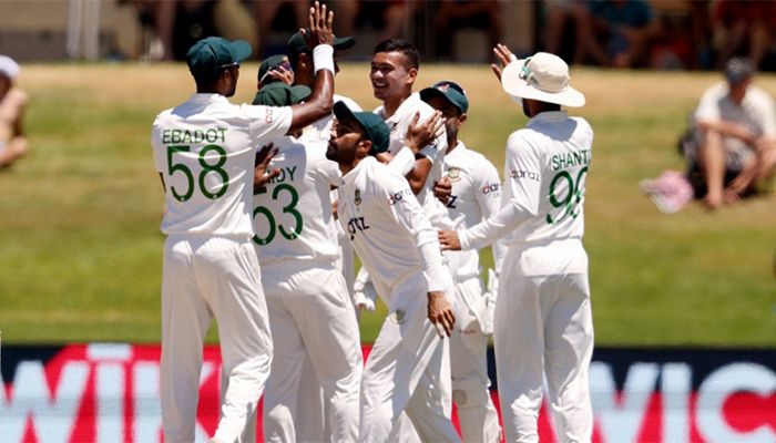 Bangladesh test players celebrating in the field || File Photo