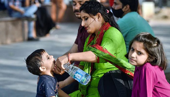 Delhi Sizzles at 49 Degrees Celsius
