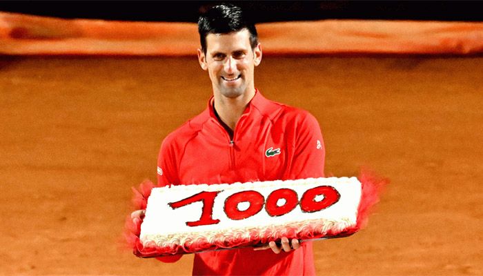 Serbia's Novak Djokovic holds a cake marking his record of 1,000 match wins on the ATP Tour, after winning his semifinal match against Norway's Casper Ruud at the ATP Rome Open tennis tournament on May 14, 2022 at Foro Italico in Rome || Photo: AFP