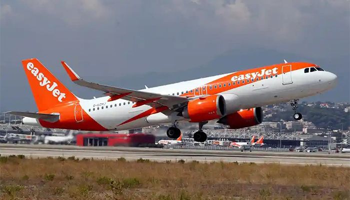 EasyJet Narrows First-Half Loss on COVID Recovery