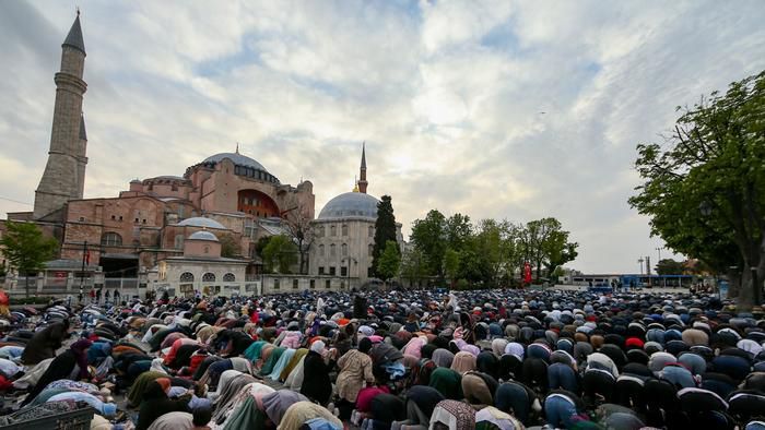Prayers in front of the Hagia Sophia Mosque in Istanbul, Turkey. Eid is being celebrated all over Turkey. Photo: Deutsche Welle
