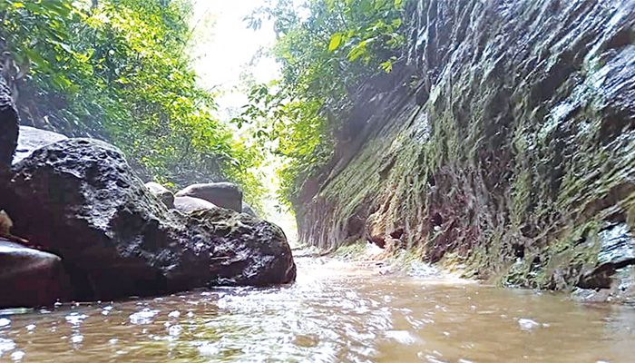 Locally called “Fikol Jhorna”, this recently discovered waterfall stands right beside the famous Humhum waterfall in Moulvibazar’s Kamalganj. The rugged slopes, thick forest and mysterious stones, and the water from the peak, all make this unexplored fall quite a sight for tourists