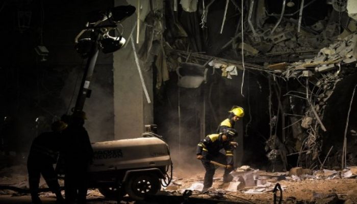Firefighters and rescue workers remove debris from the ruins of the Saratoga Hotel, in Havana, on May 8, 2022. The death toll from an explosion at a luxury hotel in Havana's old quarter rose to 31 on Sunday, authorities said, as Cuban firefighters continued to comb through the rubble || Photo: AFP