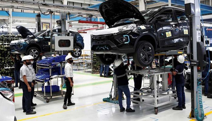 Workers inspect Tata Nexon electric sport utility vehicles (SUV) at a Tata Motors plant in Pune, India, April 7, 2022 || Photo: REUTERS
