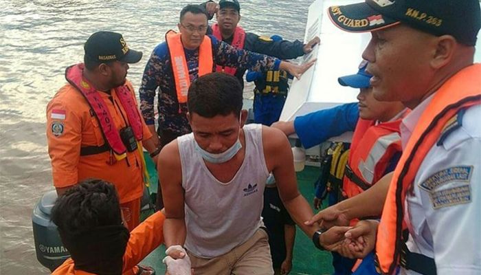 Rescue personnel assist a passenger from the KM Ladang Pertiwi ferry which ran out of fuel and sank in bad weather off the coast of Indonesia || Photo: AFP