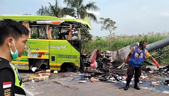 Indonesia Tourist Bus Crash Kills 14 